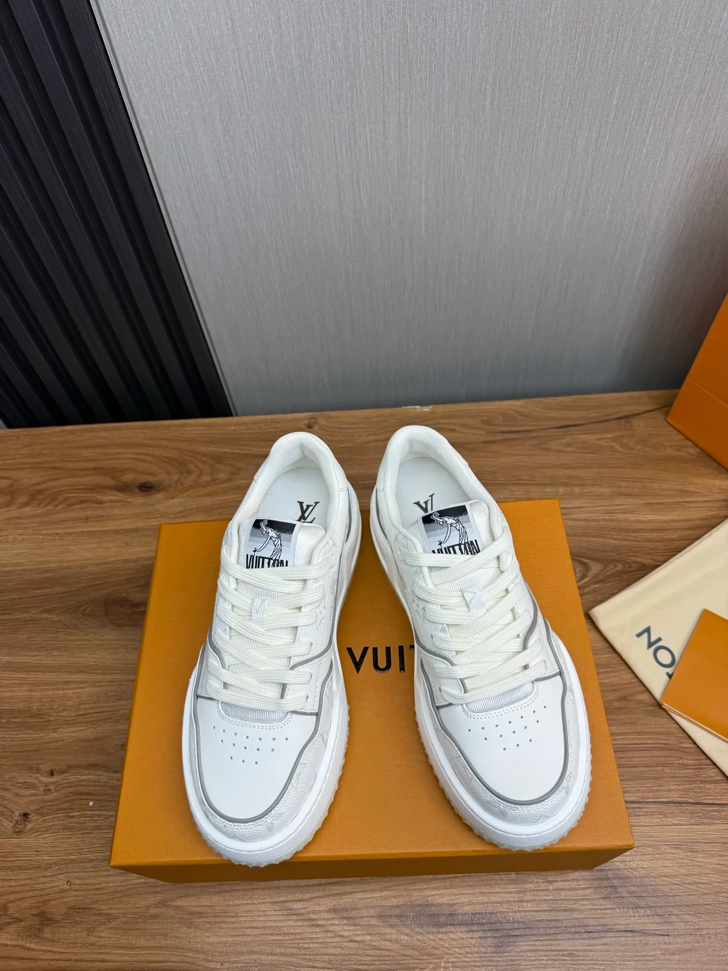 Men's shoes 💰860💰 LV. High version counters are on sale at the same time ⬆️ Men's new sneakers 🔥 The uppers are imported cowhide; "High-end, high-end, classy, ​​noble" workmanship is exquisite (original cowhide is used inside), soles: Original outsole specially provided by the original factory, taken in real life 🎬. Yardage: 38-44. (38.45 can be customized)
